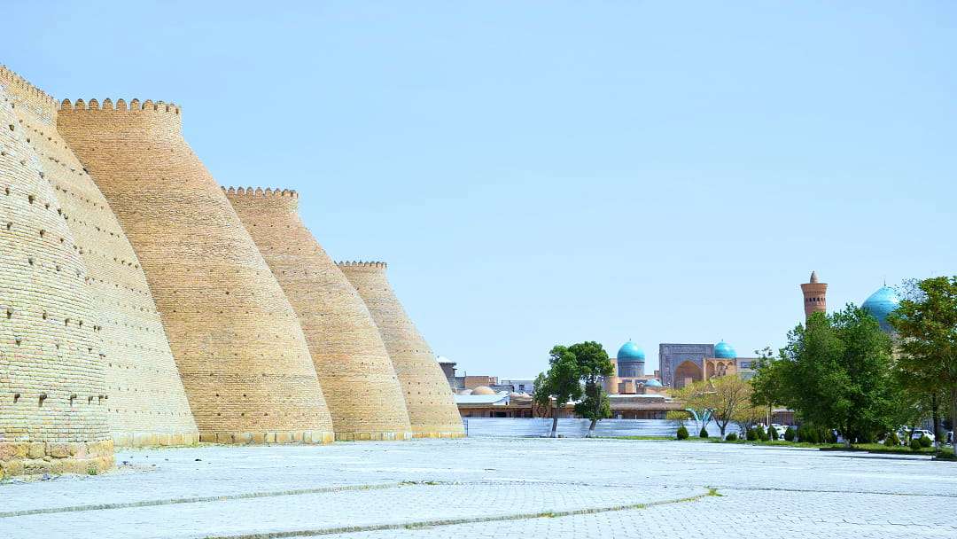 Bukhara. Ark - Le mura esterne con vista del Po-i Kayan