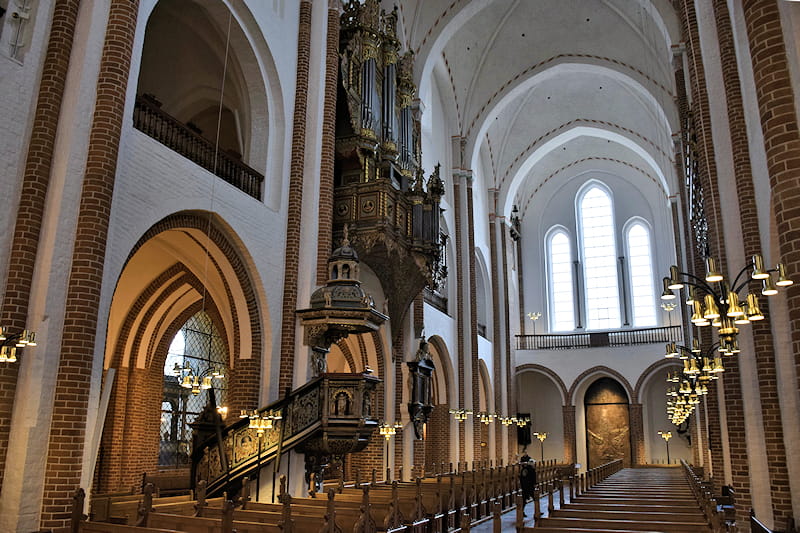 Roskilde_cattedrale_interno_11-tGwfsAis